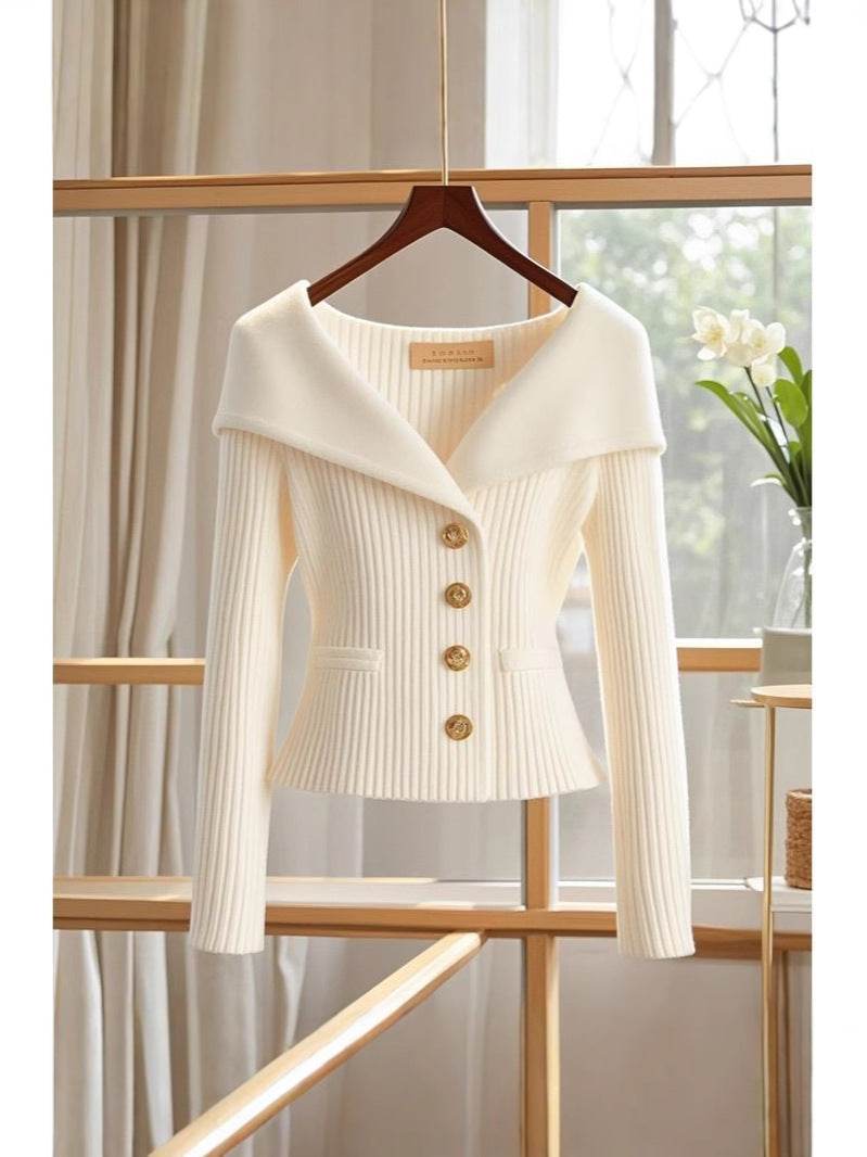 סריג אלגנטי עם כפתורי זהב וקול רחב - Nessiha